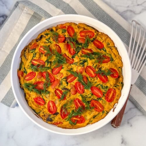 Crustless vegan quiche in a quiche pan.
