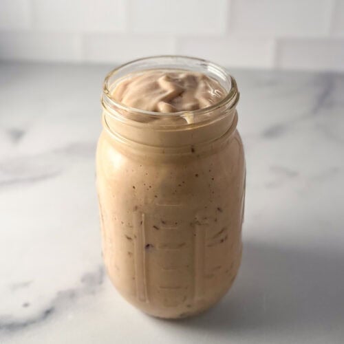 A mason jar of vegan thousand island dressing.